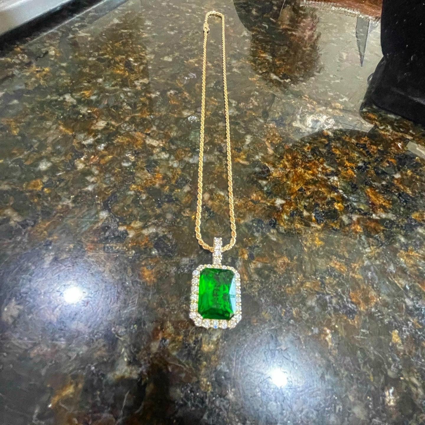 1.2CT EMERALD GEMSTONE PENDANT SET